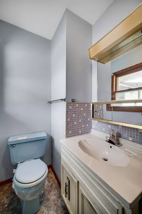 Bath - 331 E Miller Ave, Hinckley, IL 60520 photo 2 of 2