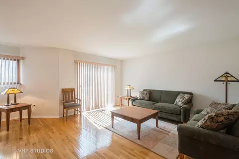 Living - 904 S May St #B, Chicago, IL 60607 photo 1 of 3