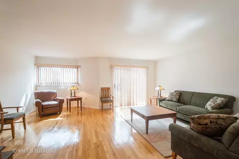 Living - 904 S May St #B, Chicago, IL 60607 photo 3 of 3