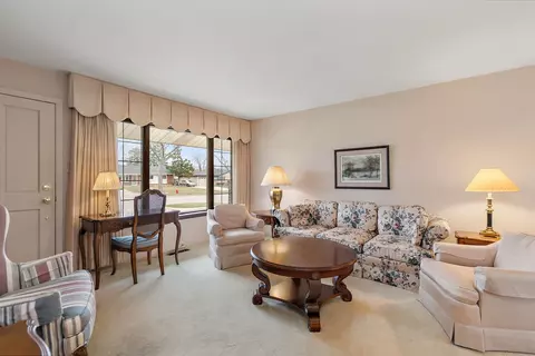 160 Washington Blvd, Hoffman Estates, IL 60169 photo 3