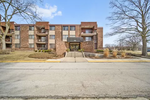 460 Raintree Ct #3B, Glen Ellyn, IL 60137