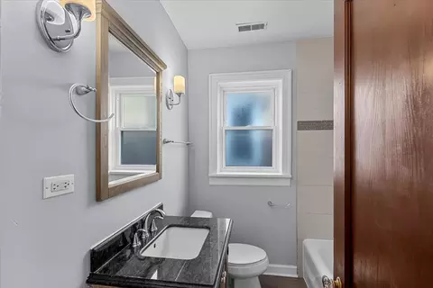 Bath - 5936 N Campbell Ave, Chicago, IL 60659 photo 1 of 1