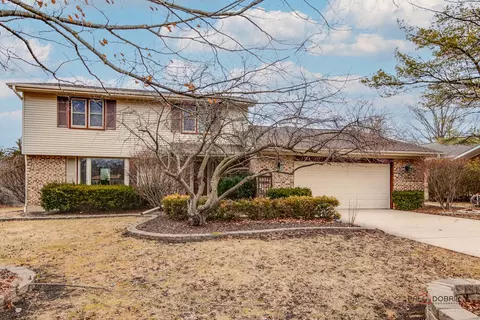 15150 W Clover Ln, Libertyville, IL 60048
