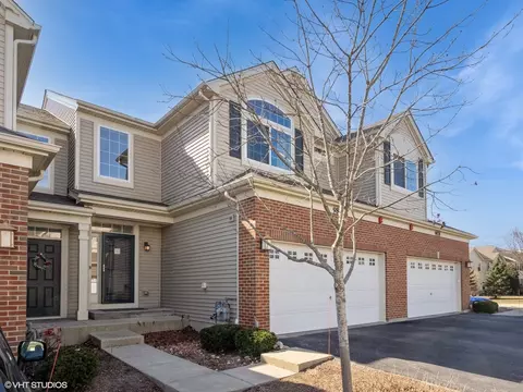 9880 Cummings St, Huntley, IL 60142