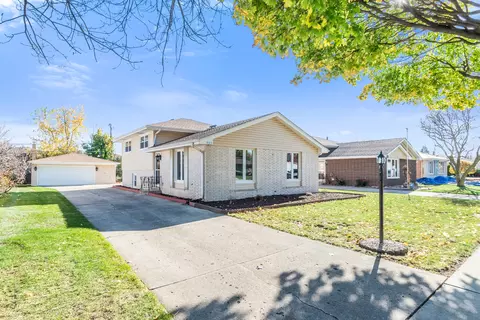 9113 Moody Ave, Oak Lawn, IL 60453
