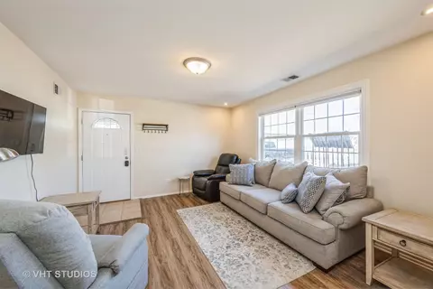 Living - 1233 Mae Ct #17A, Wheeling, IL 60090 photo 1 of 3