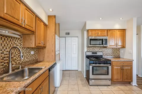 Kitchen - 1233 Mae Ct #17A, Wheeling, IL 60090 photo 2 of 2
