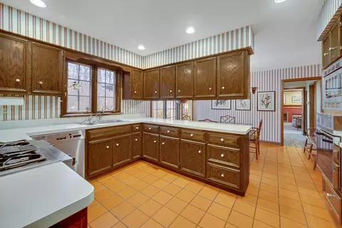 1380 Hampton Crse, Saint Charles, IL 60174 photo 9