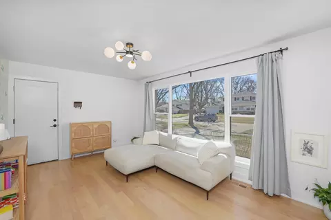 Living - Undisclosed, Northbrook, IL 60062 photo 5 of 7