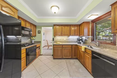 Kitchen - 1712 E Maya Ln, Mount Prospect, IL 60056 photo 4 of 4