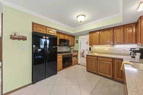 Kitchen - 1712 E Maya Ln, Mount Prospect, IL 60056 photo 3 of 4