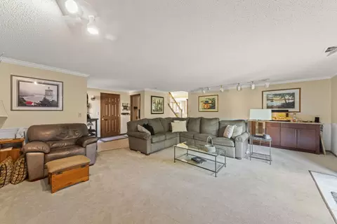 Living - 1712 E Maya Ln, Mount Prospect, IL 60056 photo 4 of 5