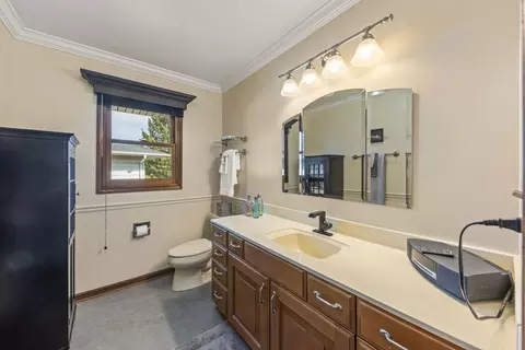 Bath - 1712 E Maya Ln, Mount Prospect, IL 60056 photo 2 of 2