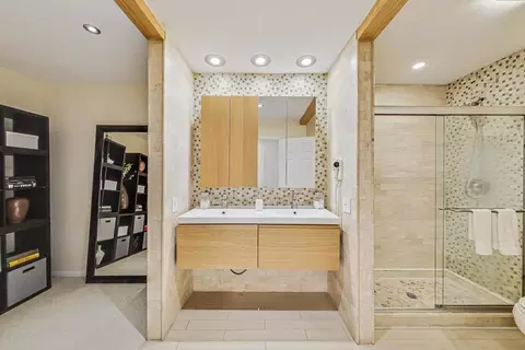 Bath - 2545 Windsor Ln, Northbrook, IL 60062 photo 1 of 4