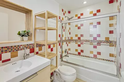 Bath - 2545 Windsor Ln, Northbrook, IL 60062 photo 3 of 4