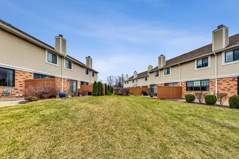 Exterior - 2545 Windsor Ln, Northbrook, IL 60062 photo 5 of 6