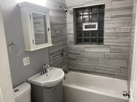 Bath - 6330 S Artesian Ave, Chicago, IL 60629 photo 4 of 4