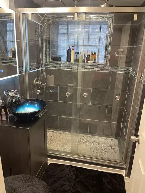 Bath - 6330 S Artesian Ave, Chicago, IL 60629 photo 2 of 4