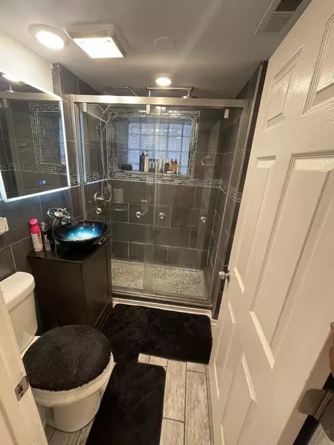 Bath - 6330 S Artesian Ave, Chicago, IL 60629 photo 1 of 4
