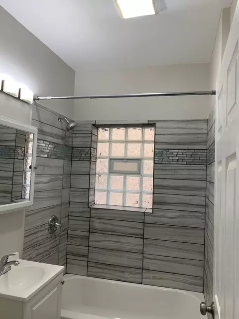 Bath - 6330 S Artesian Ave, Chicago, IL 60629 photo 3 of 4