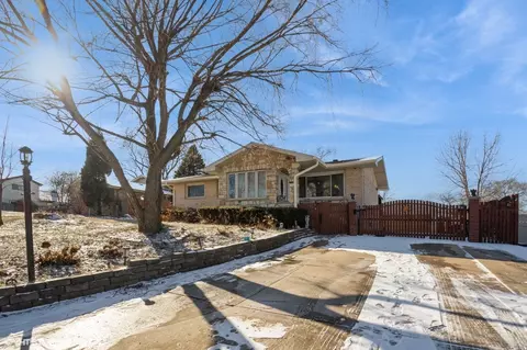 8462 S 83rd Ave, Hickory Hills, IL 60457
