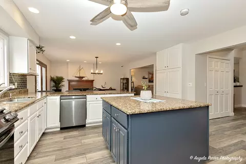 Kitchen - 1816 Channel Beach Ave, Johnsburg, IL 60051 photo 5 of 6