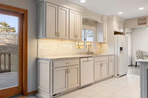 Kitchen - 2262 Highfield Ln, Aurora, IL 60504 photo 2 of 4