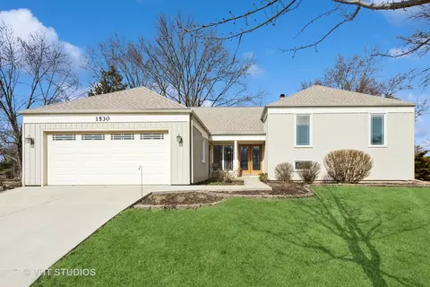 1530 Creekside Cv, Wheaton, IL 60189