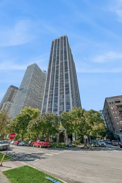 2650 N Lakeview Ave #710, Chicago, IL 60614
