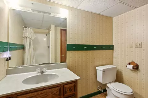 Bath - 1802 Charles St, Morris, IL 60450 photo 3 of 3