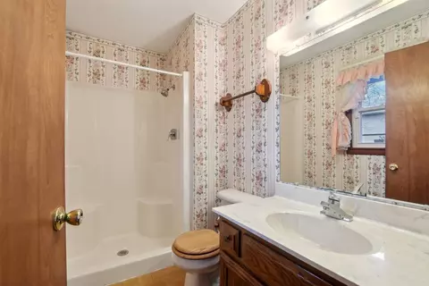 Bath - 1802 Charles St, Morris, IL 60450 photo 2 of 3