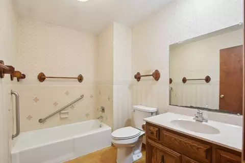 Bath - 1802 Charles St, Morris, IL 60450 photo 1 of 3