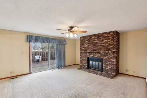 Living - 1802 Charles St, Morris, IL 60450 photo 2 of 7