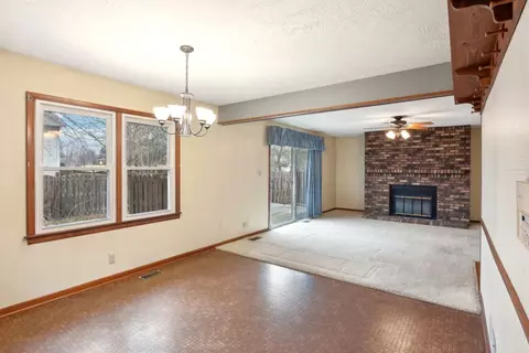 Living - 1802 Charles St, Morris, IL 60450 photo 3 of 7