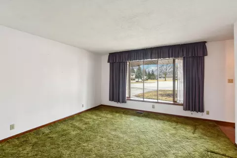 Living - 1802 Charles St, Morris, IL 60450 photo 5 of 7