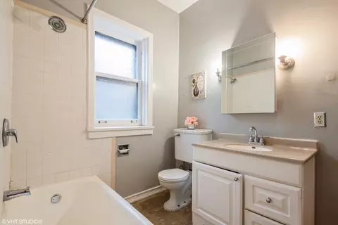 Bath - 5111 S Cornell Ave #1, Chicago, IL 60615 photo 1 of 2