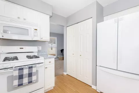 Kitchen - 10665 Cape Cod Ln, Huntley, IL 60142 photo 2 of 4