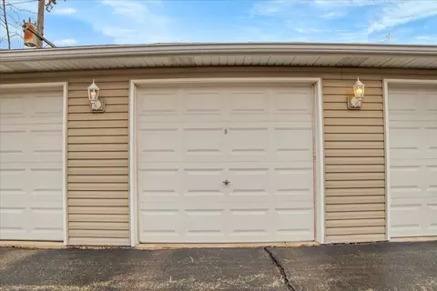 Exterior - 32 E Hattendorf Ave #1B, Roselle, IL 60172 photo 9 of 10