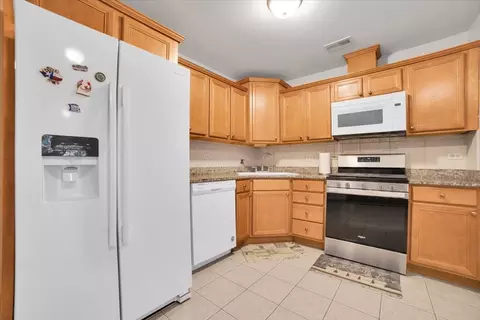 Kitchen - 32 E Hattendorf Ave #1B, Roselle, IL 60172 photo 3 of 5