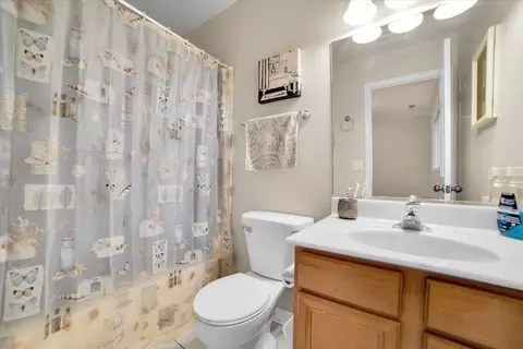 Bath - 32 E Hattendorf Ave #1B, Roselle, IL 60172 photo 1 of 4