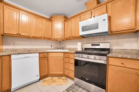 Kitchen - 32 E Hattendorf Ave #1B, Roselle, IL 60172 photo 4 of 5
