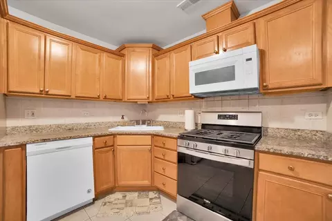 Kitchen - 32 E Hattendorf Ave #1B, Roselle, IL 60172 photo 5 of 5