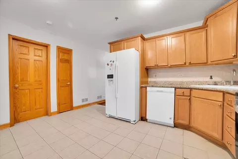 Kitchen - 32 E Hattendorf Ave #1B, Roselle, IL 60172 photo 2 of 5