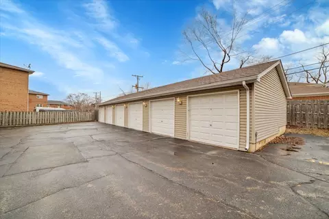 Exterior - 32 E Hattendorf Ave #1B, Roselle, IL 60172 photo 8 of 10