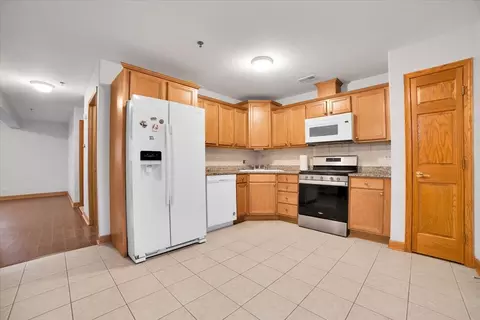 Kitchen - 32 E Hattendorf Ave #1B, Roselle, IL 60172 photo 1 of 5
