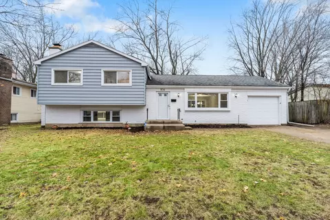 976 Nottingham Ln, Crystal Lake, IL 60014