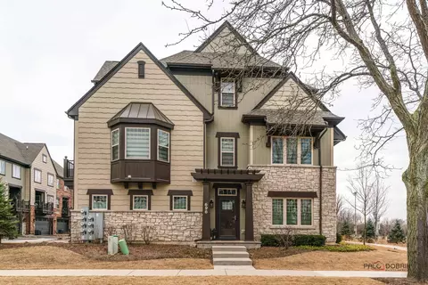 696 Parkside Ct, Libertyville, IL 60048