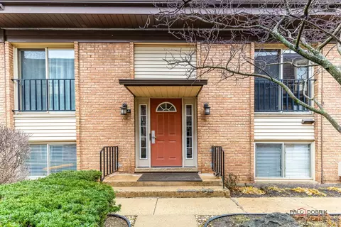 1243 E Washington St #C302, Des Plaines, IL 60016