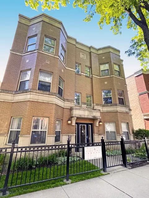 1022 S Racine Ave #302, Chicago, IL 60607