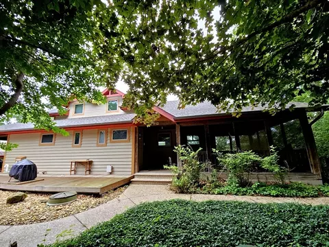 712 Kaskaskia Dr, Dixon, IL 61021